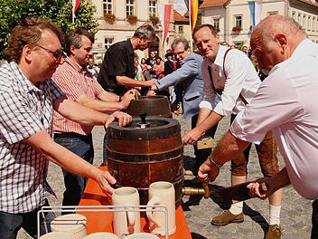 Mit dem Bieranstich ging es los.