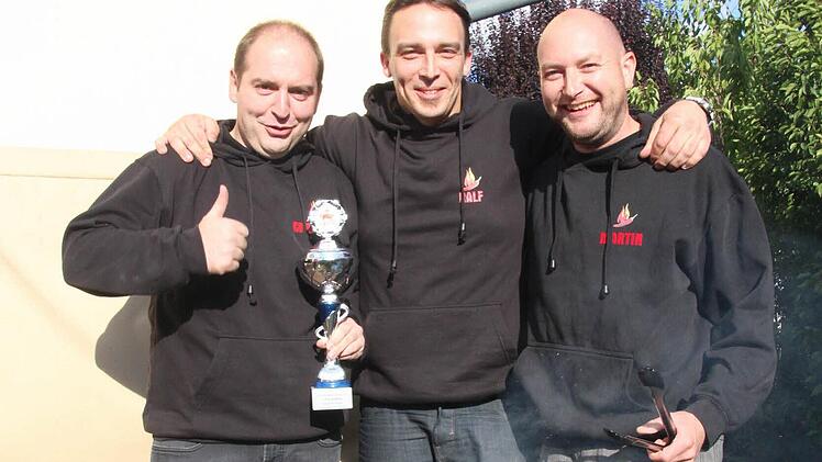 So sehen zweifache deutsche Grillmeister aus: (v. l.) Christian Rudolph, Ralf Lieb und Teamchef Martin Schulz. Foto: Daniel Ruppert
