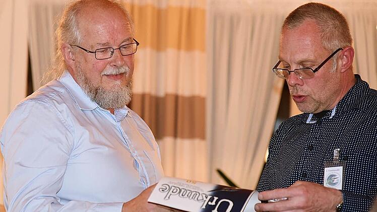 Frank Reißenweber zeichnet Storchenhorstbetreuer Hans Schönecker (rechts) aus. Foto: Gabi Arnold