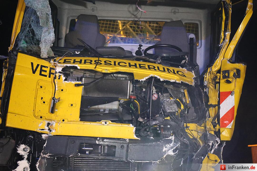 Lkw walzt Nachtbaustelle nieder - Bauarbeiter schwer verletzt - Bild der Verwuestung auf mehr als 300 Metern