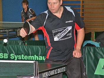 Armin Raab vom TSV Windheim blieb im Derby gegen die TS Kronach (8:8) in seinen beiden Einzeln und im Doppel mit Volker Wich unbezwungen. Foto: Hans Franz