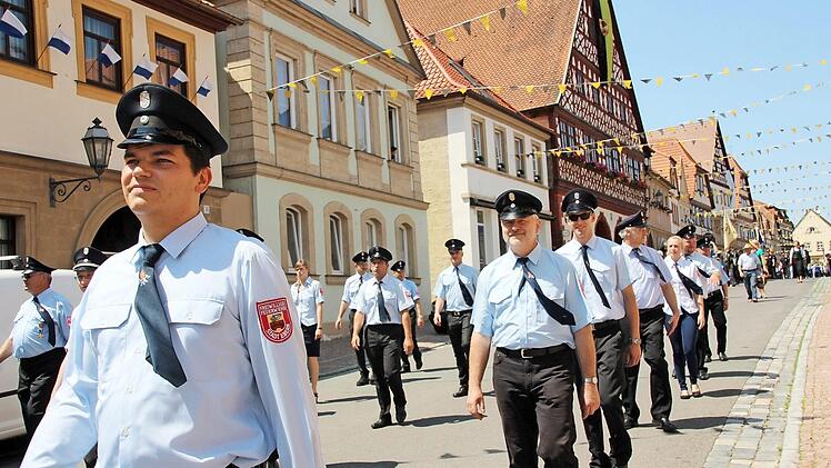 Bei Festzügen, wie hier bei der 150-Jahr-Feier des Turnvereins vor vier Jahren, ist die Feuerwehr stets vertreten. Bei ihrem Festzug zum eigenen "150." will sie nun historisches Gerät auffahren. Foto: Eckerhard Kiesewetter