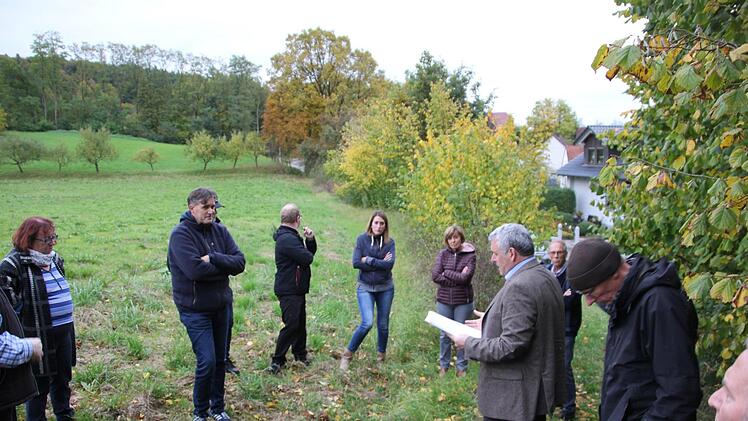 Auf wenig Gegenliebe stieß Bürgermeister Hennemann mit dem Plan, eine Wiese östlich von Siegelfeld aufzuforsten, bei Anrainern und der Mehrheit im  Bauausschuss.Ralf Kestel