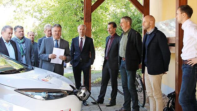 Die neunte kommunale E-Tankstelle im Landkreis wurde in Presseck in Betrieb genommen. Im Bild (von links) Ingrid Flieger, B&uuml;rgermeister Siegfried Beyer, die Gemeinder&auml;te Gerd Leinfelder und Oliver Schott, Bankdirektor Peter Girndt, Landrat Klaus Peter S&ouml;llner, Bankdirektor Ralph Goller sowie J&uuml;rgen G&ouml;ller, Pfarrer Siegfried Welsch, Michael Enderlein und Christian Vogler von N-Ergie. Foto: Klaus Klaschka