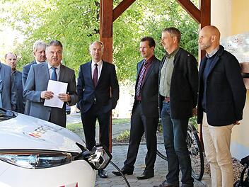 Die neunte kommunale E-Tankstelle im Landkreis wurde in Presseck in Betrieb genommen. Im Bild (von links) Ingrid Flieger, Bürgermeister Siegfried Beyer, die Gemeinderäte Gerd Leinfelder und Oliver Schott, Bankdirektor Peter Girndt, Landrat Klaus Peter Söllner, Bankdirektor Ralph Goller sowie Jürgen Göller, Pfarrer Siegfried Welsch, Michael Enderlein und Christian Vogler von N-Ergie. Foto: Klaus Klaschka
