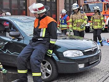 Rettung einer verunfallten Person: Innerhalb der vorgeschriebenen Zeit müssen die erforderlichen Gerätschaften bereitgestellt und das Fahrzeug zum Öffnen mittels Rettungsspreizer vorbereitet sein. Diese Aufgabe erfüllten alle Wehrleute dank der guten und intensiven Ausbildung mit Bravour.  Foto: Ingrid Kohles