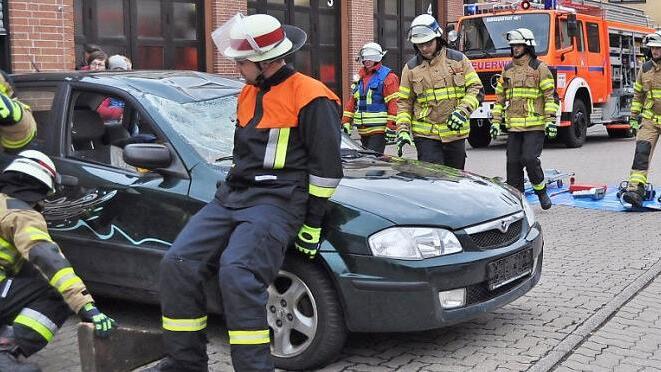 Rettung einer verunfallten Person: Innerhalb der vorgeschriebenen Zeit müssen die erforderlichen Gerätschaften bereitgestellt und das Fahrzeug zum Öffnen mittels Rettungsspreizer vorbereitet sein. Diese Aufgabe erfüllten alle Wehrleute dank der guten und intensiven Ausbildung mit Bravour.  Foto: Ingrid Kohles