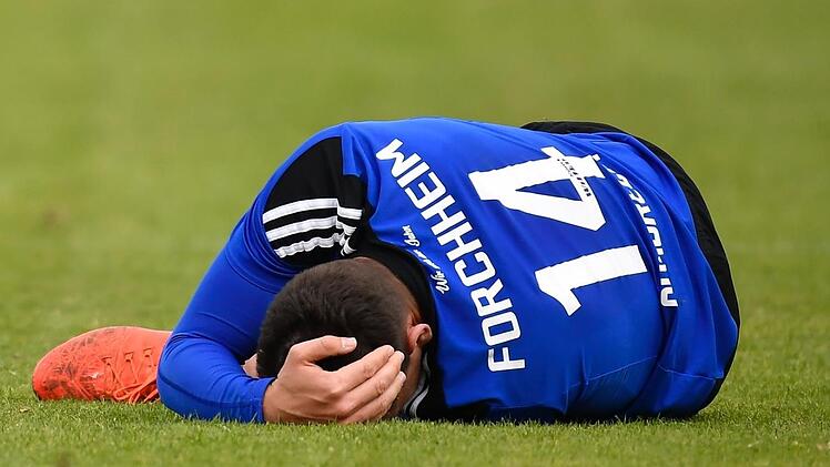 Will sich Sandro Gumbrecht nach einem Fauxpas am liebsten vergraben oder hat sich der Vizekapitän der SpVgg Jahn Forchheim für ein Power-Nap hingelegt? Die Antwort: Der 25-Jährige Abwehrspieler verletzte sich im Bayernliga-Derby gegen den ATSV Erlangen und wurde später ausgewechselt. Sportfoto Zink
