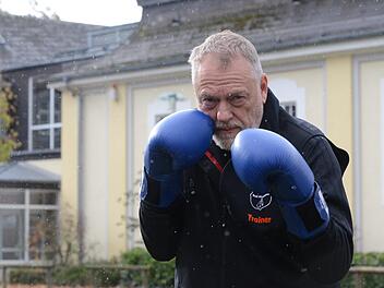 Boxtrainer Edgar Feuchter vor dem Bad Kissinger Tattersall. Foto: Jürgen Schmitt