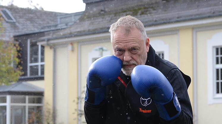 Boxtrainer Edgar Feuchter vor dem Bad Kissinger Tattersall. Foto: Jürgen Schmitt
