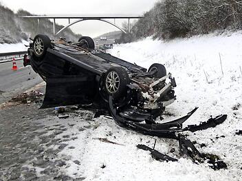 Total beschädigt wurde der Mercedes bei dem Unfall zwischen Knetzgau und Eltmann. Der Fahrer des Wagens wurde leicht verletzt.