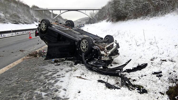 Total beschädigt wurde der Mercedes bei dem Unfall zwischen Knetzgau und Eltmann. Der Fahrer des Wagens wurde leicht verletzt.
