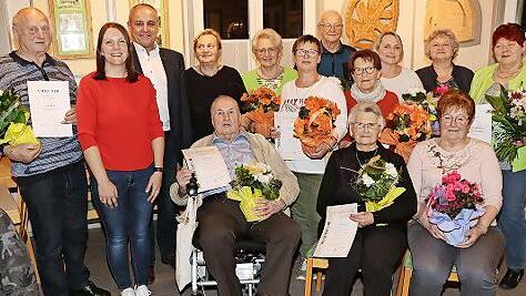Die f&uuml;r 40 Jahre und Gr&uuml;ndungsmitgliedschaft Geehrten: sitzend von links Josef Bayer, Anni Hoch und Lore Bayer; stehend Franz Bayer, Vorsitzende Melanie Will, B&uuml;rgermeister Robert H&uuml;mmer, Gunda M&uuml;ller, Gunda Krappmann, Johanna H&ouml;hlein, G&uuml;nter Hol...