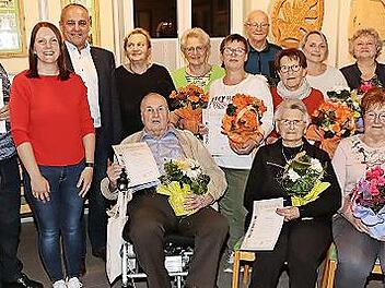 Die für 40 Jahre und Gründungsmitgliedschaft Geehrten: sitzend von links Josef Bayer, Anni Hoch und Lore Bayer; stehend Franz Bayer, Vorsitzende Melanie Will, Bürgermeister Robert Hümmer, Gunda Müller, Gunda Krappmann, Johanna Höhlein, Günter Hol...