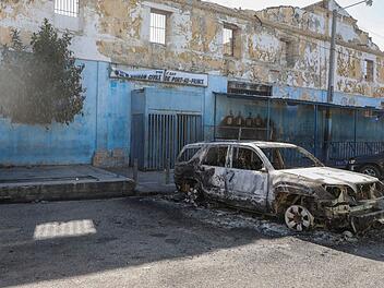 Banden greifen Gefängnis an