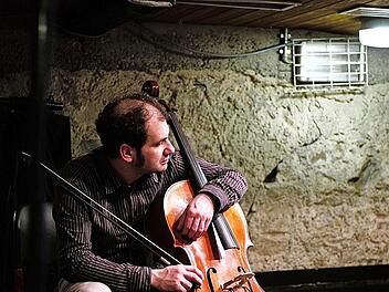 Der Cellist Christoph Schenker spielt im Jungen Theater Forchheim.