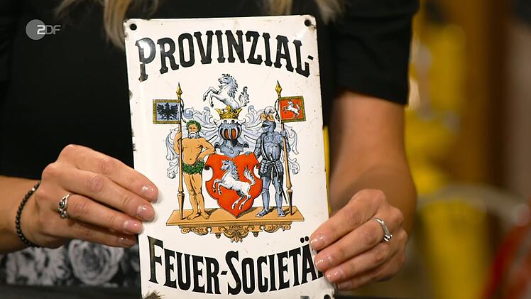 Die Expertin klärte auf: "Das ist kein Emaille-Schild. Das ist ein Versicherungsschein."