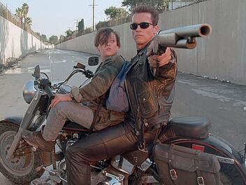 Nachdem er in "Terminator" die eiskalte T&ouml;tungsmaschine war, befand sich Arnold Schwarzenegger im Nachfolger "Terminator 2 - Tag der Abrechnung" in Rettungsmission. Es gilt hier, John Connor (Edward Furlong, links) zu retten, den zuk&uuml;nftigen Anf&uuml;hrer der Menschheit im Krieg gegen die Maschinen.