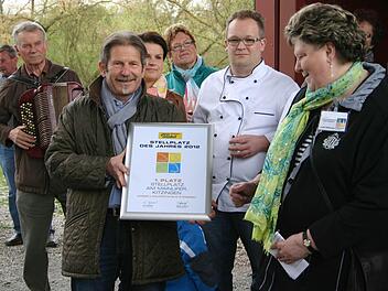 Die Urkunde in Walter Vierrethers Hand beweist es: Bestnoten für den Kitzinger Wohnmobilstellplatz. Foto: Ralf Dieter