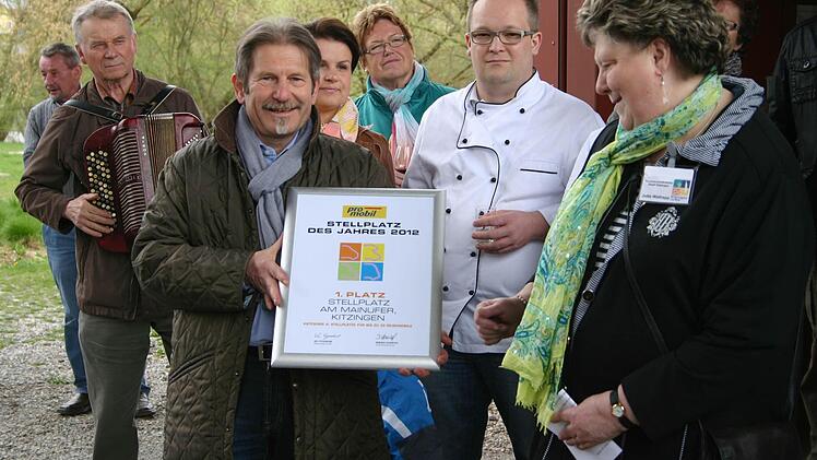 Die Urkunde in Walter Vierrethers Hand beweist es: Bestnoten für den Kitzinger Wohnmobilstellplatz. Foto: Ralf Dieter