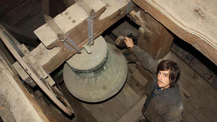 Monteur Timm Nagel begutachten die historische Turmuhr in der Jakobuskirche. Der Monteur prüft den Hammer außerhalb der Glocke, der für das Schlagen, also die Töne zur Angabe der Uhrzeit zuständig sind.  Fotos: Ralf Ruppert