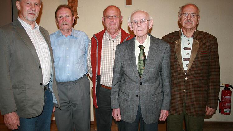 Ehrung der fördernden Mitglieder der Sängervereinigung Burkardroth: Karl-Heinz Rößer (von links), Wolfgang Rottenberger, Theobald Geist, Reinhold Kleinhenz und Kilian Kirchner. Foto: Gabriele Sell