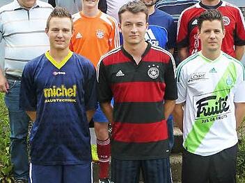 Unser Bild zeigt (unten von links) Christian Hain, Hannes Rodler und Bastian Müller, (Mitte von links) Fußballabteilungsleiter Alfred Kolenda, Lukas Holhut, Benjamin Kraft und Michael Lerner sowie (oben von links) Tomas Susko, zweiter FCK-Vorsitzender Stefan Kollerer und Spielleiter Dieter Knoll. kpw