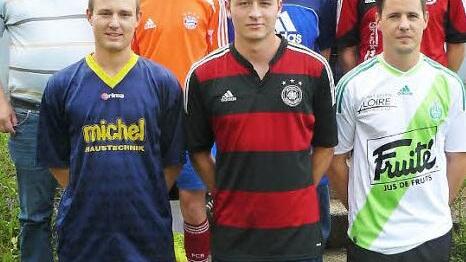 Unser Bild zeigt (unten von links) Christian Hain, Hannes Rodler und Bastian Müller, (Mitte von links) Fußballabteilungsleiter Alfred Kolenda, Lukas Holhut, Benjamin Kraft und Michael Lerner sowie (oben von links) Tomas Susko, zweiter FCK-Vorsitzender Stefan Kollerer und Spielleiter Dieter Knoll. kpw