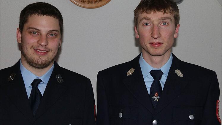 Wechsel an der Führungsspitze: (v.l.) Zweiter Kommandant ist jetzt Dominik John und erster Kommandant Armin Zeitz. Foto: Gerd Schaar