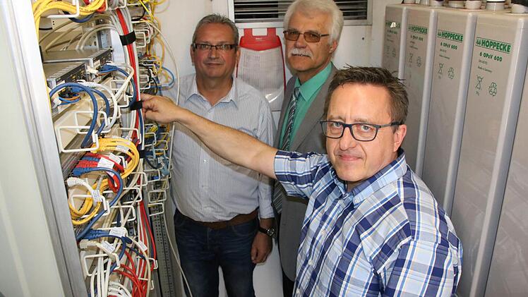 Jürgen Weigand (von links), Norbert Kühnl und Stephan Dausacker in der Technik-Zentrale von Hab-Net. Fotos: Ralf Ruppert