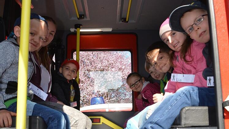 Natürlich war die Fahrt im Feuerwehrauto eines der Highlights für die Kindergartenkinder. Foto: Björn Hein