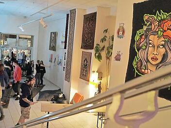Teppiche und Subkultur im Miteinander: Viele junge Leuten kamen zur Werkschau in der Luitpoldstraße 17. Fotos: Valerija Levin