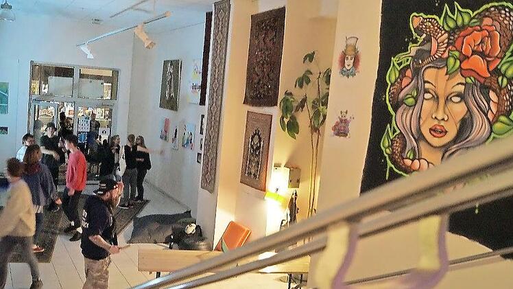 Teppiche und Subkultur im Miteinander: Viele junge Leuten kamen zur Werkschau in der Luitpoldstraße 17. Fotos: Valerija Levin