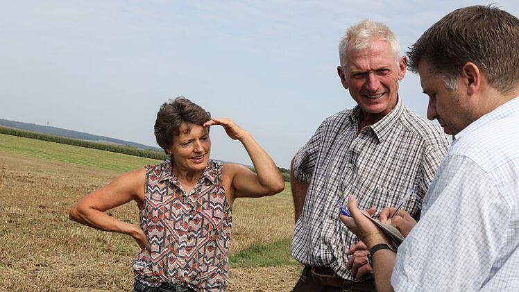Martina und Wolfgang Wild berichten dem Reporter auf dem Feld von ihrer Arbeit. Foto: Barbara Herbst