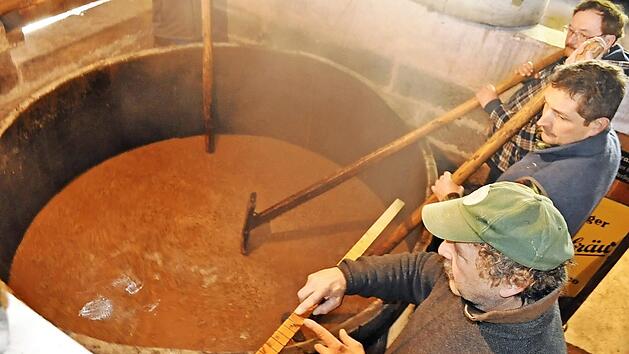 Ein gro&szlig;er Helferstab um Kurt Adler (vorne) ist n&ouml;tig, um das Bier zu brauen. Foto: Simon Albrecht