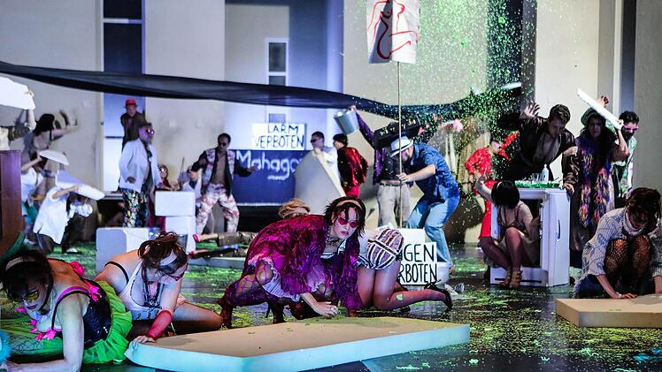 Die Oper "Aufstieg und Fall der Stadt Mahagonny" von Bert Brecht und Kurt Weill feierte Premiere am Landestheater Coburg. Regie führte Konstanze Lauterbach.Foto: Henning Rosenbusch
