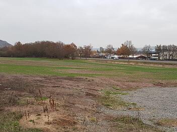 Auf dieser Fläche (Vordergrund), jenseits des Gewerbegebiets Gröbera (im Hintergrund), entsteht bald Wohnraum in Zeil. Damit die zweigeschossigen Häuser vor dem Verkehrslärm am Ortseingang von Haßfurt her geschützt sind, müssen hier teils Lärmschutzwall, teils Lärmschutzwände aufgestellt werden.Brigitte Krause