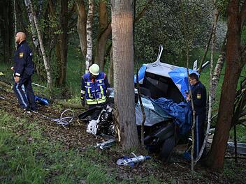 Schwerer Unfall bei Selb (Kreis Wunsiedel, Oberfranken):  Auf nasser Stra&szlig;e hat ein 18-J&auml;hriger die Kontrolle &uuml;ber seinem Wagen verloren und ist die B&ouml;schung herunter gest&uuml;rzt. Fotos: Fricke/News5