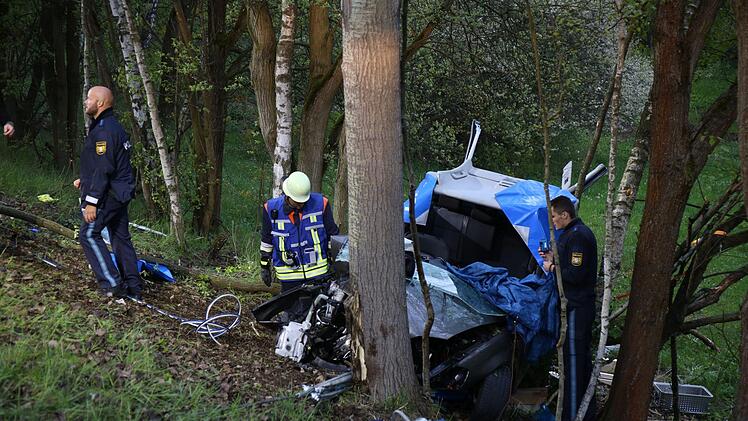 Schwerer Unfall bei Selb (Kreis Wunsiedel, Oberfranken):  Auf nasser Straße hat ein 18-Jähriger die Kontrolle über seinem Wagen verloren und ist die Böschung herunter gestürzt. Fotos: Fricke/News5