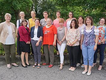 Die Abschlussprüfung zur Hauswirtschafterin  haben alle Teilnehmerinnen bestanden. Das Bild zeigt sie mit der  Prüfungsausschussvorsitzenden Heidi Then (links). Foto: Marion Eckert