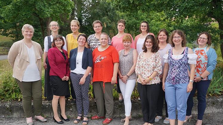 Die Abschlussprüfung zur Hauswirtschafterin  haben alle Teilnehmerinnen bestanden. Das Bild zeigt sie mit der  Prüfungsausschussvorsitzenden Heidi Then (links). Foto: Marion Eckert