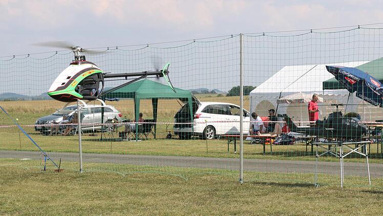 Beim Drehflüglertreffen in Glend gab es nicht nur Kunstflug-Darbietungen zu bestaunen wie einen Hubschrauberbeim Flug auf dem Kopf. Vielmehr gab es auch reichlich Gelegenheit zum Fachsimpeln.Foto: Michael Stelzner