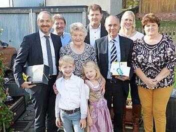 Amanda Nüssel feierte 90. Geburtstag. Im Bild (von links) stellvertretender Landrat Jörg Kunstmann, Schwiegersohn Heinrich Weiß, Urenkel Fabian, Amanda Nüssel, Urenkelin Lena, Enkel Heiko Weiß, Bürgermeister Franz Uome, Schwiegertocher Evelyn Weiß und Tochter Helene Weiß Foto: Klaus-Peter Wulf
