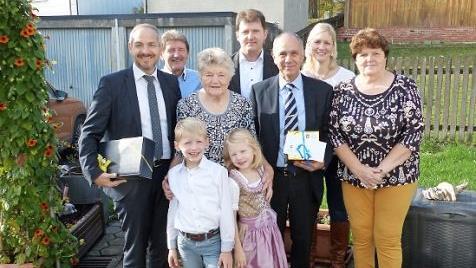 Amanda Nüssel feierte 90. Geburtstag. Im Bild (von links) stellvertretender Landrat Jörg Kunstmann, Schwiegersohn Heinrich Weiß, Urenkel Fabian, Amanda Nüssel, Urenkelin Lena, Enkel Heiko Weiß, Bürgermeister Franz Uome, Schwiegertocher Evelyn Weiß und Tochter Helene Weiß Foto: Klaus-Peter Wulf