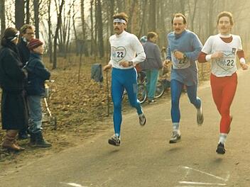 Deutsch-deutsche Läuferfreundschaft: Frieder Krumsdorf und Roland Franz (von links) starten am 22. Januar 1989 in Ost-Berlin beim Mannschafts-Marathon. Für Michael Kraus, der wegen einer Fußverletzung ausfällt, springt Bernd Helbig (rechts) aus Cainsdorf ein. Nach 3:12 Stunden belegt das Ost-West-Trio Rang 16 unter 81 Teams. Fotos: privat
