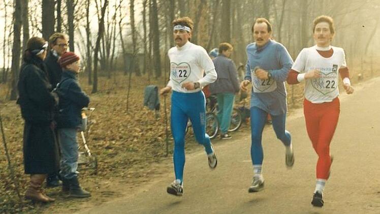 Deutsch-deutsche Läuferfreundschaft: Frieder Krumsdorf und Roland Franz (von links) starten am 22. Januar 1989 in Ost-Berlin beim Mannschafts-Marathon. Für Michael Kraus, der wegen einer Fußverletzung ausfällt, springt Bernd Helbig (rechts) aus Cainsdorf ein. Nach 3:12 Stunden belegt das Ost-West-Trio Rang 16 unter 81 Teams. Fotos: privat