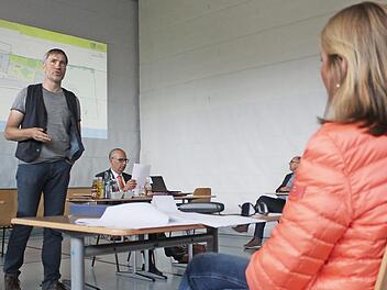Interessierte Zuhörerschaft war Michael Stromer garantiert: Er fasste zusammen, welche Bestimmungen zu Umweltthemen im Landkreis maßgeblich sind. Foto: Markus Häggberg