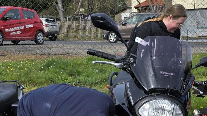 Akribisch nahmen die Pr&uuml;fingenieure die jeweiligen Motorr&auml;der unter die Lupe.