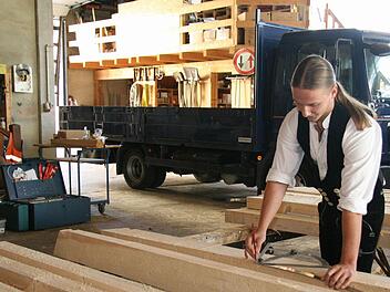 Andreas Stenglein aus Schmeilsdorf hat die beste Zimmerer-Prüfung abgelegt. Jetzt studiert er Holz- und Ausbau. In den Semesterferien hilft er natürlich im heimischen Betrieb mit. Fotos: Sonja Adam