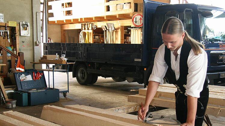 Andreas Stenglein aus Schmeilsdorf hat die beste Zimmerer-Prüfung abgelegt. Jetzt studiert er Holz- und Ausbau. In den Semesterferien hilft er natürlich im heimischen Betrieb mit. Fotos: Sonja Adam